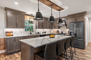 Fridge, microwave, stovetop, dishwasher