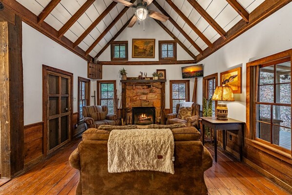 Smart TV, fireplace