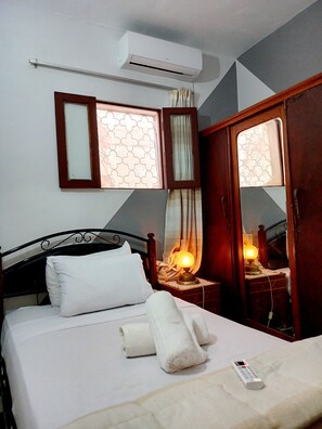 3 bedrooms, iron/ironing board, WiFi, bed sheets
