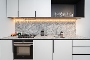 Réfrigérateur, micro-ondes, four, plaque de cuisson