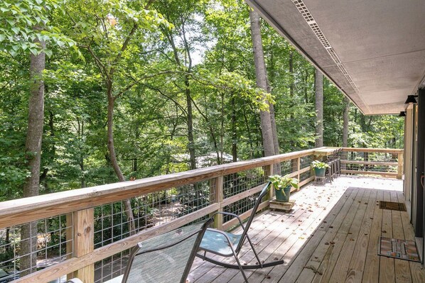 Terrace/patio - Riverbend Retreat- Asheville Getaway (Asheville)