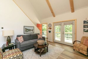 Smart TV, stereo - Riverbend Retreat- Asheville Getaway (Asheville)