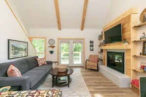 Smart TV, stereo - Riverbend Retreat- Asheville Getaway (Asheville)