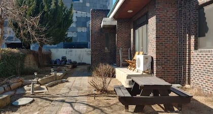 Welcoming Blue House in city center with garden, 4 rooms