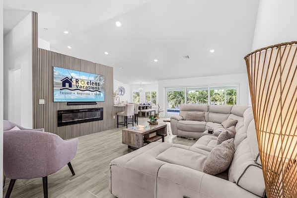 Smart TV, fireplace