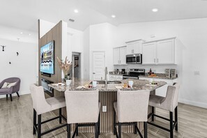 冷蔵庫、電子レンジ、オーブン、コンロ