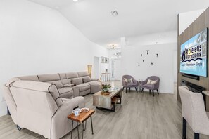 Smart TV, fireplace