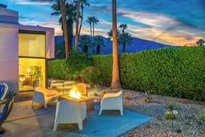 Terrace/patio - Twin Palms Midcentury - Luxury Desert Escape: Stunning Views & Resort-Style Amenities (Palm Springs)