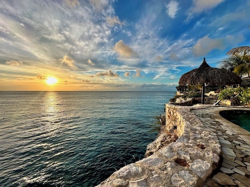 Private Villa at Playa Lagun, snorkelling and diving paradise