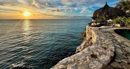 Private Villa at Playa Lagun, snorkelling and diving paradise