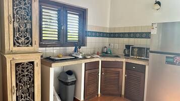 Fridge, microwave, stovetop, blender