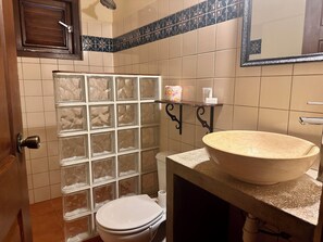 تجهيزات دش، مناشف، صابون، ورق حمّام