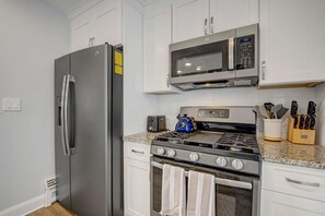 Microwave, oven, stovetop, dishwasher - 3rd st Beauty w/ elevator- sheets & towels incuded for a 7 plus night stay. (Ocean City)