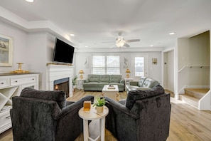 TV, fireplace