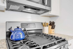 Microondas, horno, parrilla de estufa y lavavajillas 