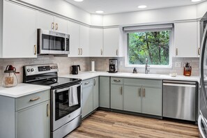 Microwave, oven, stovetop, dishwasher - Inviting Red Mountain Retreat, Near Hot Springs & Downtown, Great for Families (Glenwood Springs)