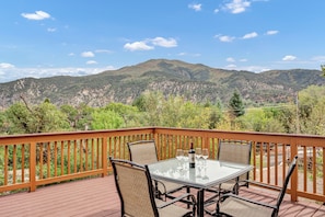 Outdoor dining - Inviting Red Mountain Retreat, Near Hot Springs & Downtown, Great for Families (Glenwood Springs)