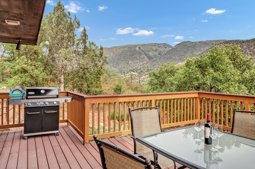 Inviting Red Mountain Retreat, Near Hot Springs & Downtown, Great for Families