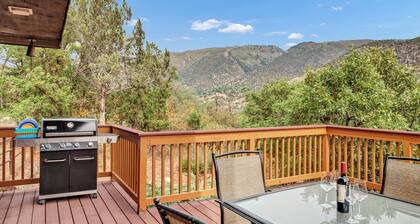 Inviting Red Mountain Retreat, Near Hot Springs & Downtown, Great for Families
