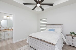 4 عدّة غرف نوم وواي فاي وملاءات أسرّة