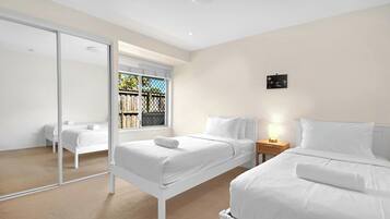 4 bedrooms, iron/ironing board, WiFi, bed sheets