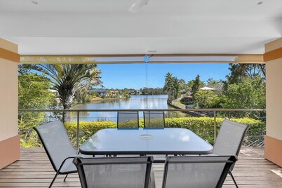 Relaxing 4BR Robina Escape with Parking and Pool