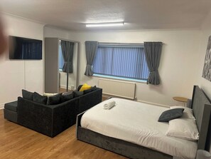 Tabla de planchar con plancha, wifi y ropa de cama