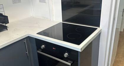 Spacious 5-BD Flat | Sleeps 10 | Parking and WiFi