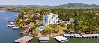The Lake Escape - Updated Resort Amenities, Pool, Stunning Views, Near Casino and Hot Springs Fun!