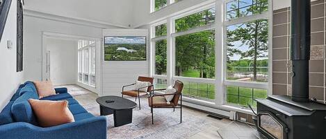 TV connectée, cheminée, livres, écrans d'ordinateur