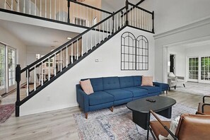 Älytelevisio, takka, kirjoja, tietokoneen näyttö