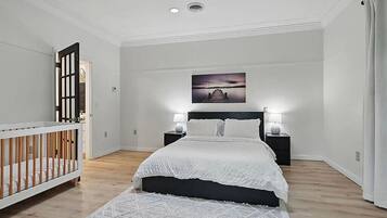 3 makuuhuonetta, työpöytä, silitysrauta/-lauta, vauvan matkasänky