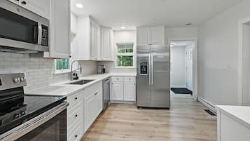 Jääkaappi, mikroaaltouuni, uuni, liesi