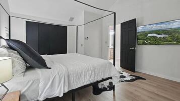 3 bedrooms, desk, iron/ironing board, travel crib