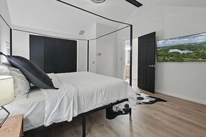 3 makuuhuonetta, työpöytä, silitysrauta/-lauta, vauvan matkasänky