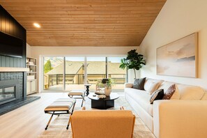 Fireplace - Luxury 3-bedroom townhome in Park City / Nearby Skiing and Trials (Park City)