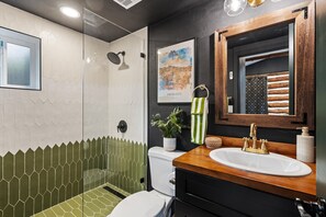 Haartrockner, Handtücher, Seife, Toilettenpapier