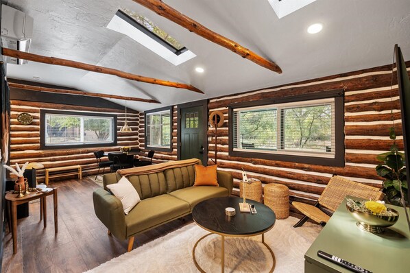 Living area - The Prescott Granite Dell's Getaway! (Prescott)