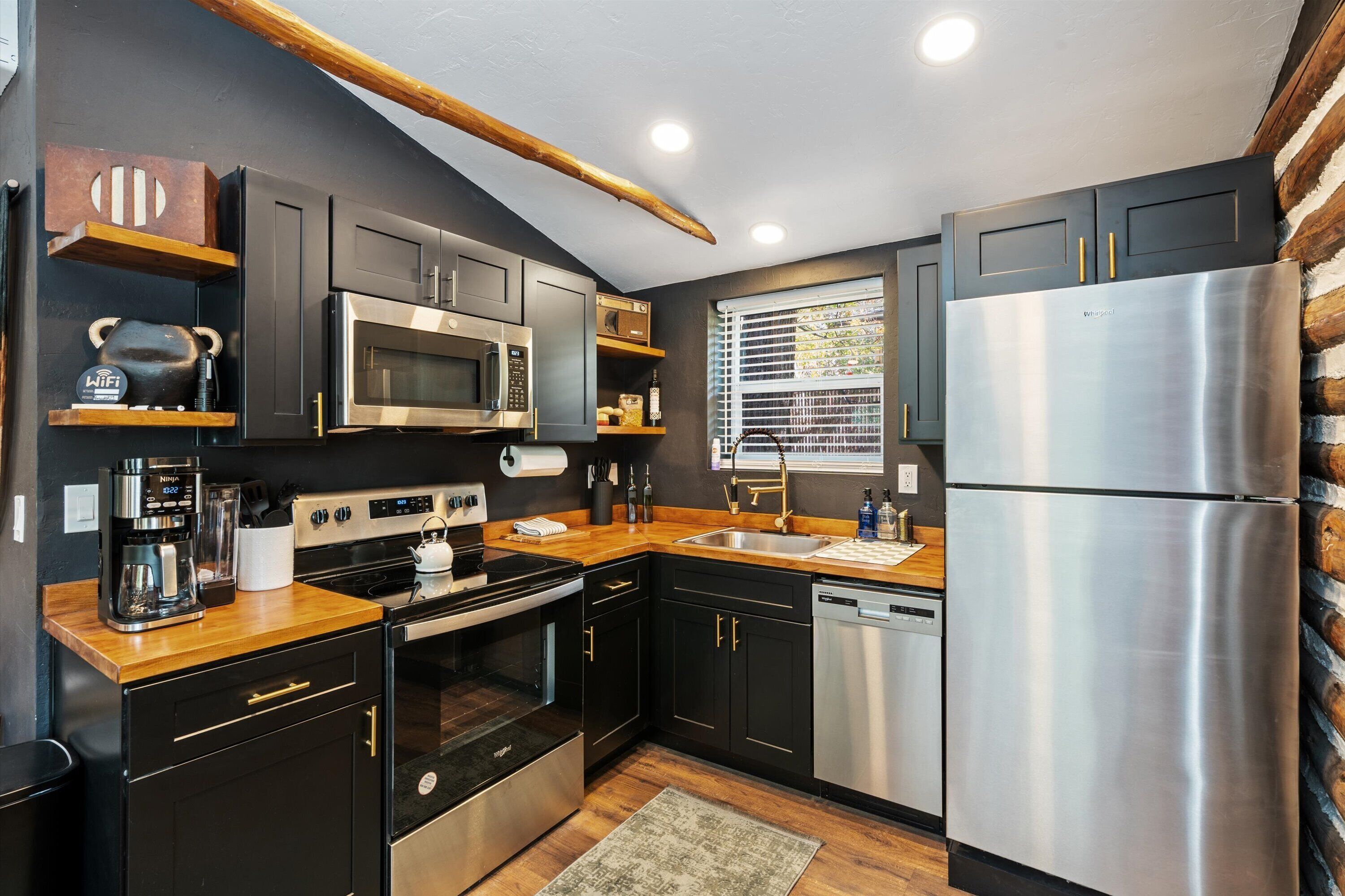 Mikrobølgeovn, ovn, kokeplater og oppvaskmaskin