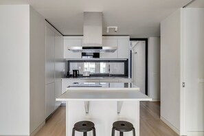 Kühlschrank, Mikrowelle, Ofen, Herdplatte