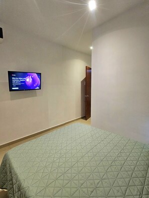 1 bedroom, iron/ironing board, WiFi, bed sheets - Villa Leo Beautiful room with shared kitchenette, in the heart of Cancun (Cancun)