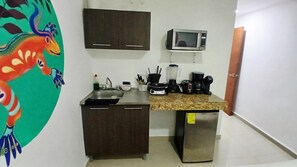 Microwave, stovetop - Villa Leo Beautiful room with shared kitchenette, in the heart of Cancun (Cancun)