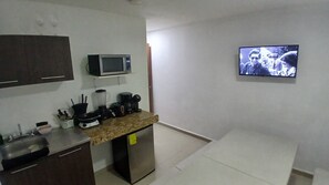 Interior - Villa Leo Beautiful room with shared kitchenette, in the heart of Cancun (Cancun)