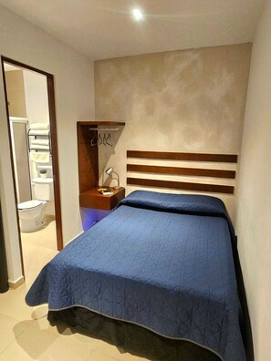 1 dormitorio, tabla de planchar con plancha, wifi y ropa de cama