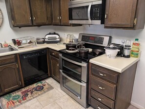 Microwave, oven, stovetop, dishwasher - Charming 3-bedroom townhome in welcoming Community of Q.V. in Missouri City (Missouri City)