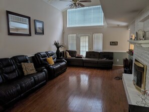 TV - Charming 3-bedroom townhome in welcoming Community of Q.V. in Missouri City (Missouri City)