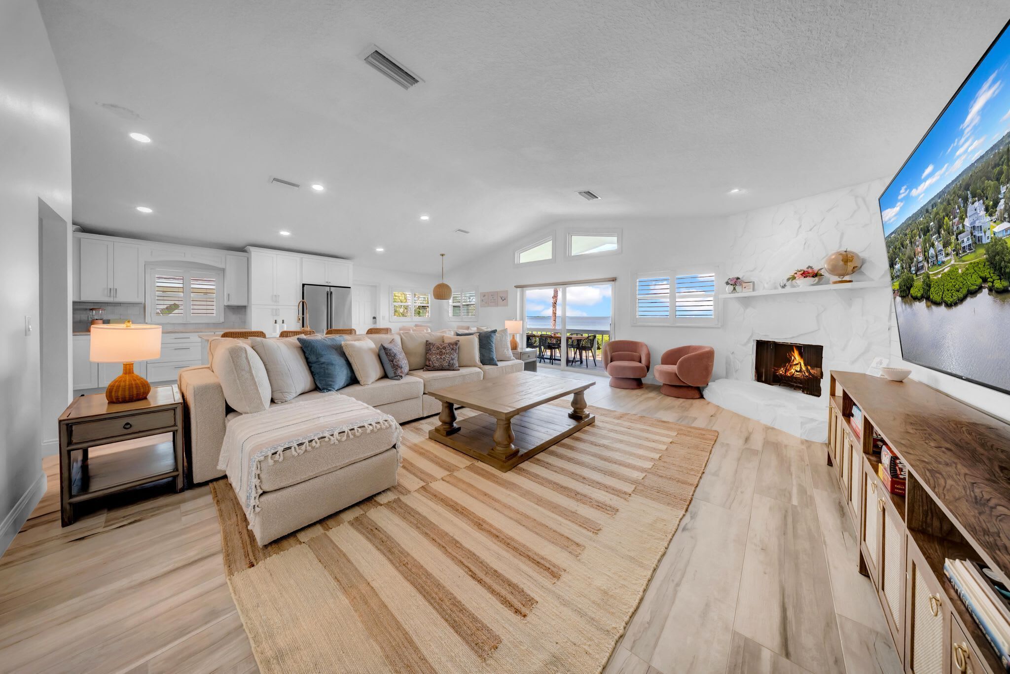 Televisión, chimenea, videojuegos y libros 