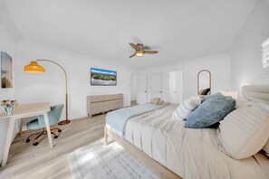 4 soverom, skrivebord, strykejern/-brett og reiseseng for barn