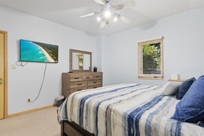 6 bedrooms, iron/ironing board, free WiFi, bed sheets - Beautiful Views in Sunrise Beach w/ Boat Slip, Private Dock & Gaming (Sunrise Beach)