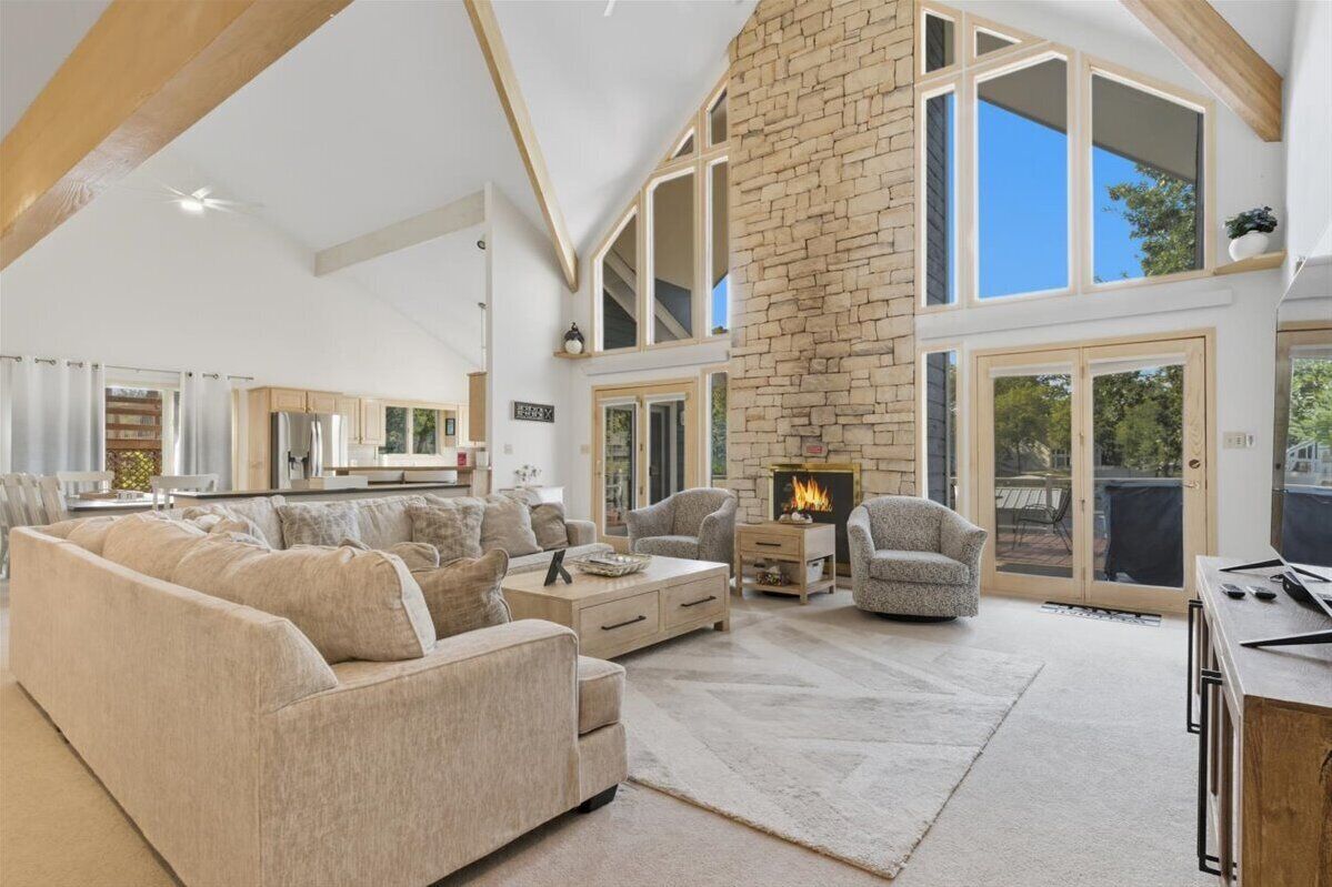 Téléviseur connecté, jeux vidéo, table de baby-foot, livres